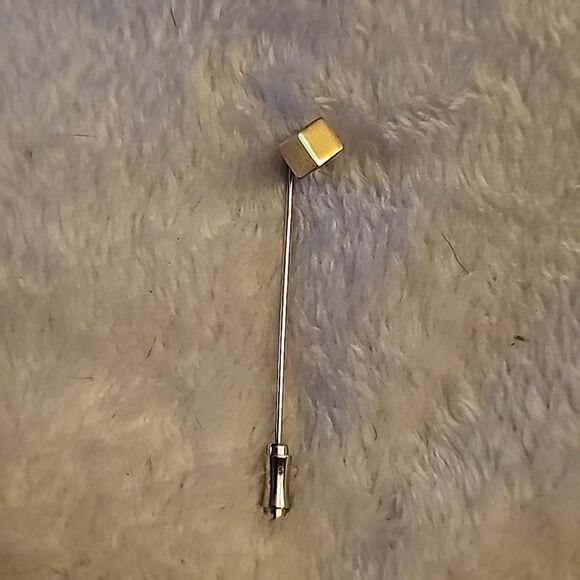 Vintage 925 silver pin with square tip and has the closure at the bottom - Picture 1 of 5